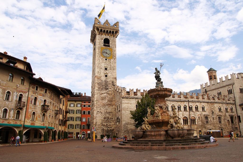 Two wheels in the city: Trento, the elegant embraced by the mountains