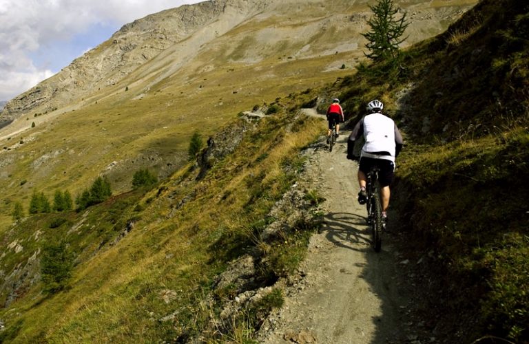Bikers su percorso sopra Livigno